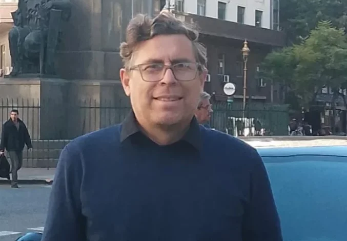 Emiliano Torres y Marta Toledo frente al Hospital Córdoba reclamando cobertura médica
