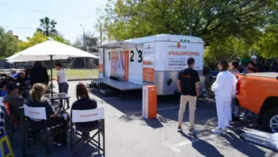 Camión de la campaña Salvá Tu Piel atendiendo a vecinos en la Plaza España, Córdoba