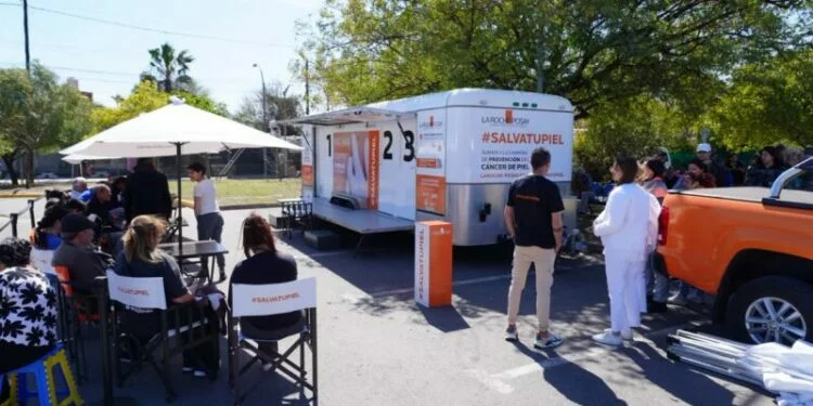 Camión de la campaña Salvá Tu Piel atendiendo a vecinos en la Plaza España, Córdoba
