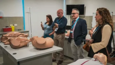 Visita de la delegación peruana a instalaciones médicas de Córdoba durante el Health Experience