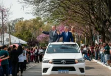 Desfile del 159.º aniversario de Villa María recorriendo la Av. Rivadavia con bandas y participantes.