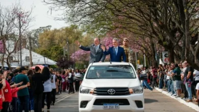 Desfile del 159.º aniversario de Villa María recorriendo la Av. Rivadavia con bandas y participantes.