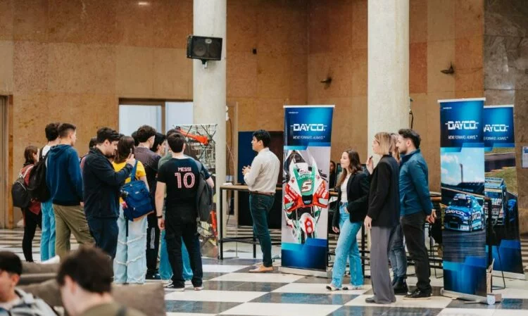 Estudiantes visitando fábricas en Villa María durante el Industrialazo 2026