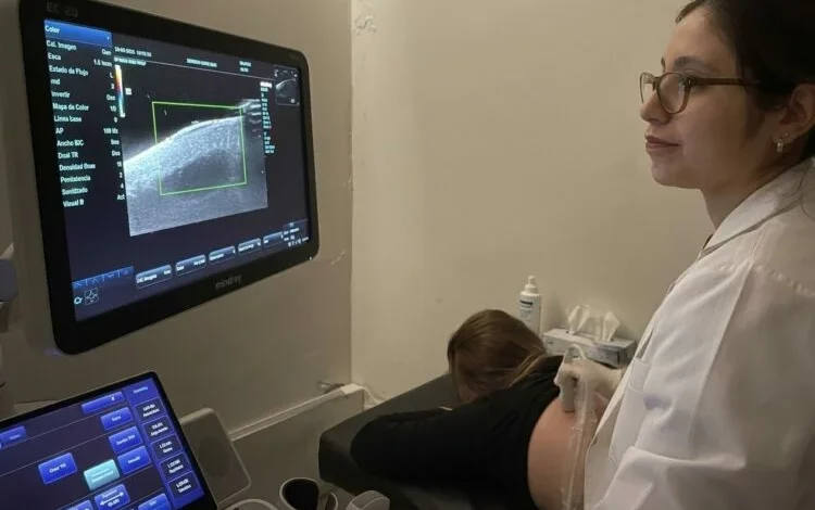 Transductor de alta frecuencia de 15 MHz integrado al ecógrafo MINDRAY DC‑70 en el Hospital San Roque