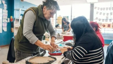 Mujeres trabajando en un taller de cerámica gratuito en el Parque Educativo Norte, Córdoba