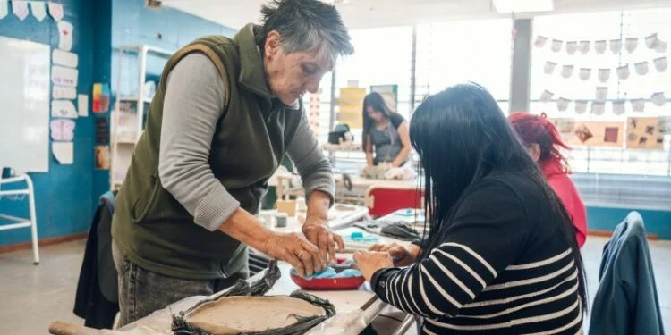 Mujeres trabajando en un taller de cerámica gratuito en el Parque Educativo Norte, Córdoba
