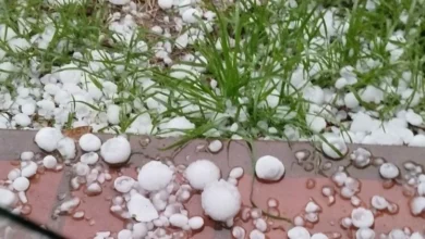Calle de Unquillo cubierta de granizo y escombros tras la tormenta