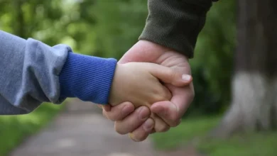 Familia cordobesa recibiendo a su hijo adoptado en un acto oficial