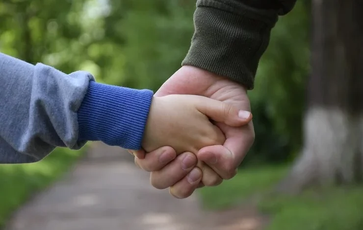 Familia cordobesa recibiendo a su hijo adoptado en un acto oficial