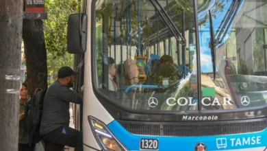 Parada de colectivo en bulevar Chacabuco, Córdoba, con señalización de la nueva disposición