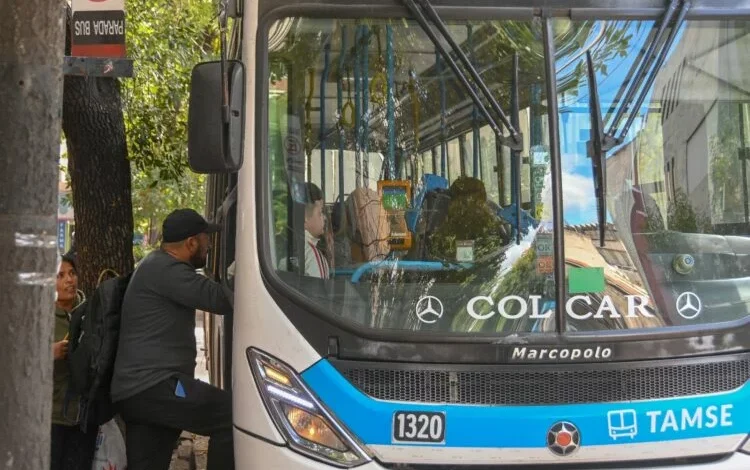 Parada de colectivo en bulevar Chacabuco, Córdoba, con señalización de la nueva disposición