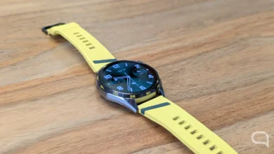 Huawei Watch GT 7 en color amarillo con pantalla encendida, mostrando su diseño audaz