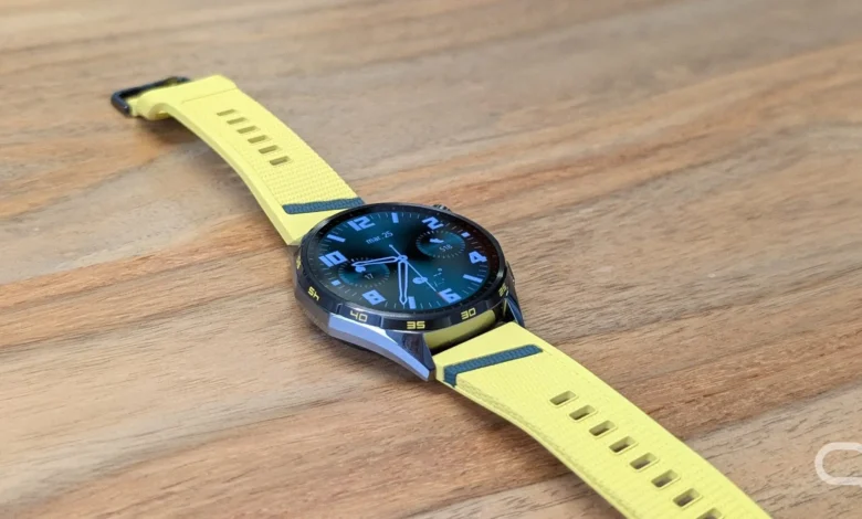 Huawei Watch GT 7 en color amarillo con pantalla encendida, mostrando su diseño audaz