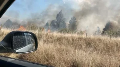 Bomberos y helicóptero de la Dirección Provincial de Aeronáutica trabajando contra el incendio forestal en la Ruta 28, Salsacate