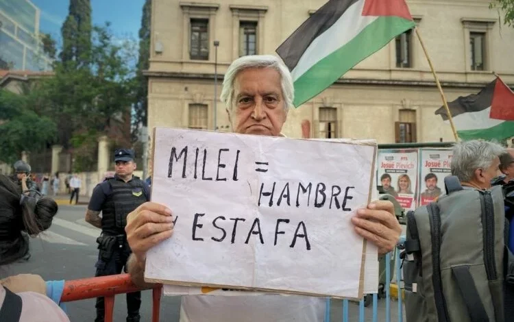Manifestantes en la esquina de Colón y General Paz durante la Marcha de la Bronca 2024 en Córdoba