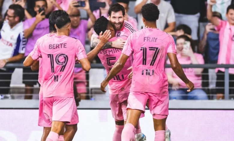 Lionel Messi entrando al campo con la camiseta de Inter Miami en el estadio DRV PNK, Miami