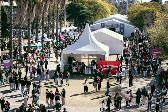 Jóvenes recorriendo los stands de la Muestra de Carreras 2026 en la Universidad Nacional de Córdoba