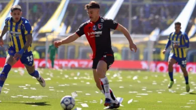 Jugadores de Newell's y Central disputando el balón en el Estadio Marcelo Bielsa durante el clásico rosarino
