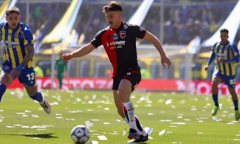 Jugadores de Newell's y Central disputando el balón en el Estadio Marcelo Bielsa durante el clásico rosarino