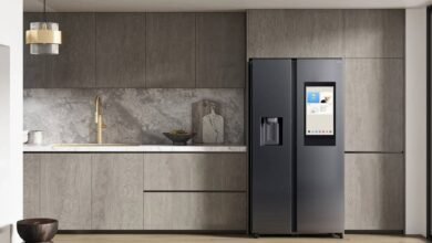 Frigorífico inteligente Samsung Family Hub con pantalla encendida