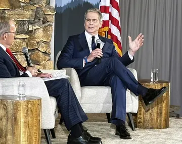 Foto oficial de Javier Milei y Scott Bessent frente al edificio de la Casa Blanca en Miami