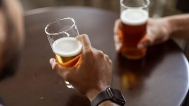 Vaso de cerveza con espuma, símbolo del mito de curar la resaca