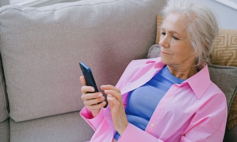 Adulto mayor usando smartphone en su hogar