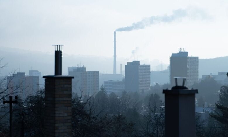 Ciudad de Córdoba bajo una capa densa de smog y partículas contaminantes