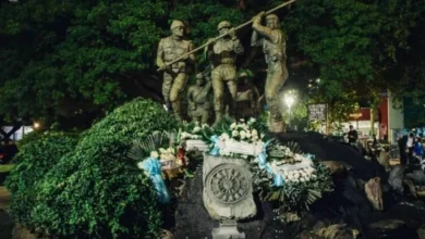 Concentración en el Monumento a los Héroes de Malvinas, Córdoba, con banderas tricolores