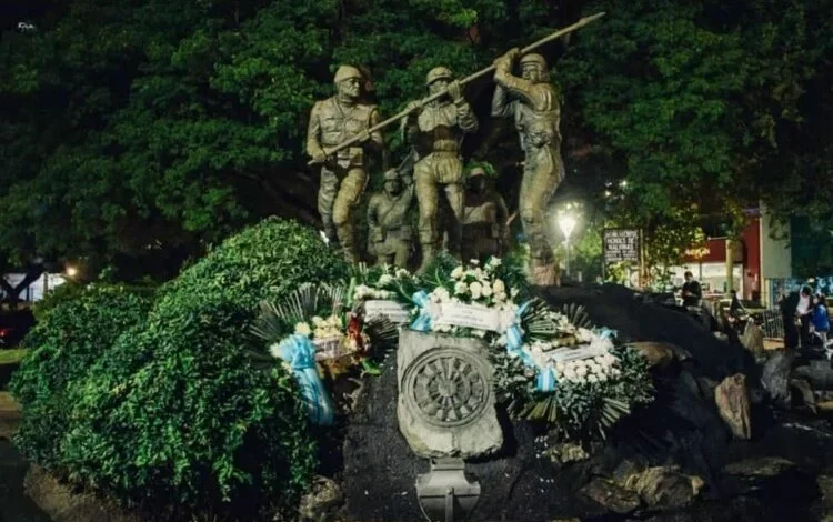 Concentración en el Monumento a los Héroes de Malvinas, Córdoba, con banderas tricolores