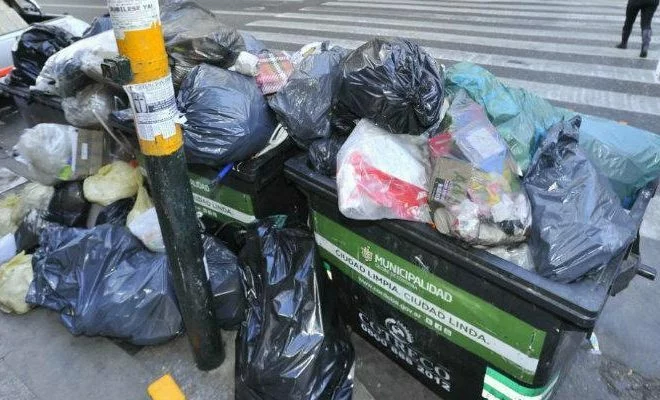 Camiones de recolección de basura en una calle del centro de Córdoba