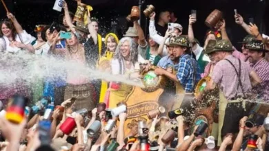 Turistas disfrutando del Oktoberfest en Villa General Belgrano durante el fin de semana largo de octubre