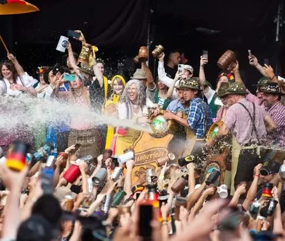Turistas disfrutando del Oktoberfest en Villa General Belgrano durante el fin de semana largo de octubre