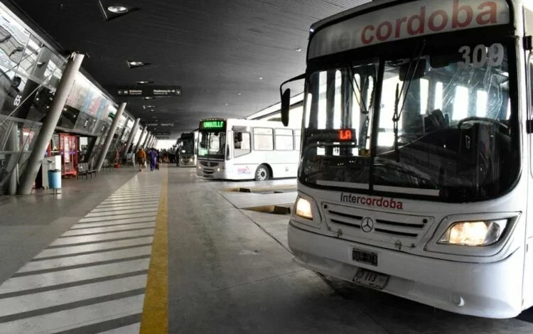 Terminal de ómnibus de Córdoba con cartel de tarifas actualizado