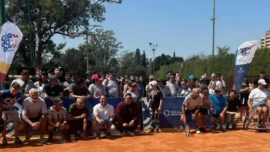 Cancha de tenis adaptada del Córdoba Lawn Tennis Club con jugadores en silla de ruedas
