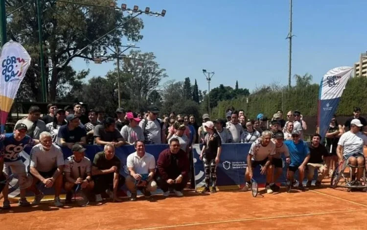 Cancha de tenis adaptada del Córdoba Lawn Tennis Club con jugadores en silla de ruedas
