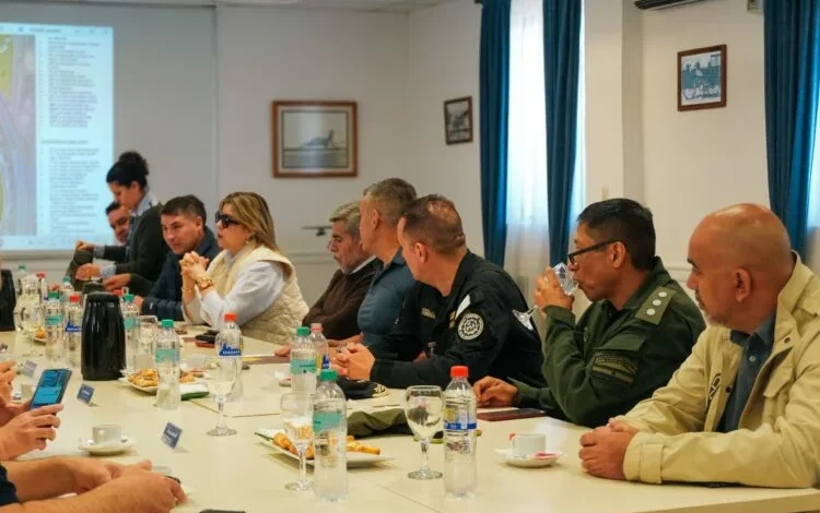 Autoridades inspeccionan la zona donde se instalará el altar para la visita del Papa León XIV en la FAdeA