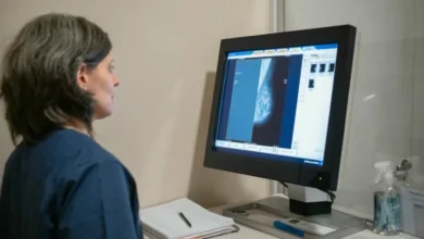Mujer recibiendo mamografía en clínica de Córdoba