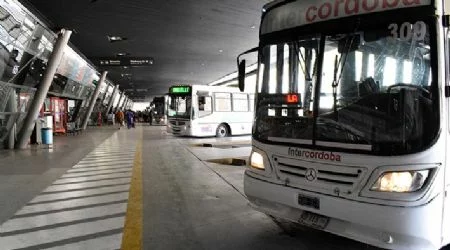 Colectivo interurbano detenido frente a la Terminal de Córdoba durante la asamblea de AOITA