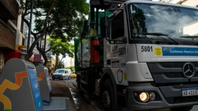 Calle de Córdoba con contenedores de basura vacíos durante la suspensión del servicio
