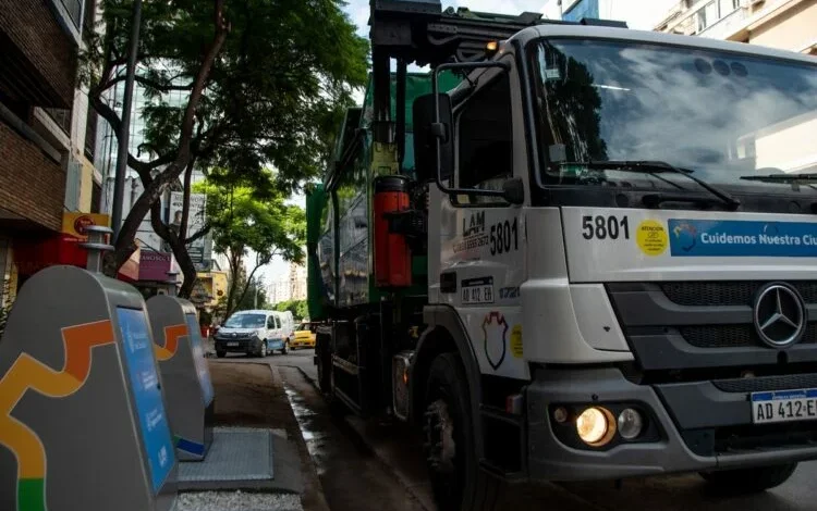 Calle de Córdoba con contenedores de basura vacíos durante la suspensión del servicio